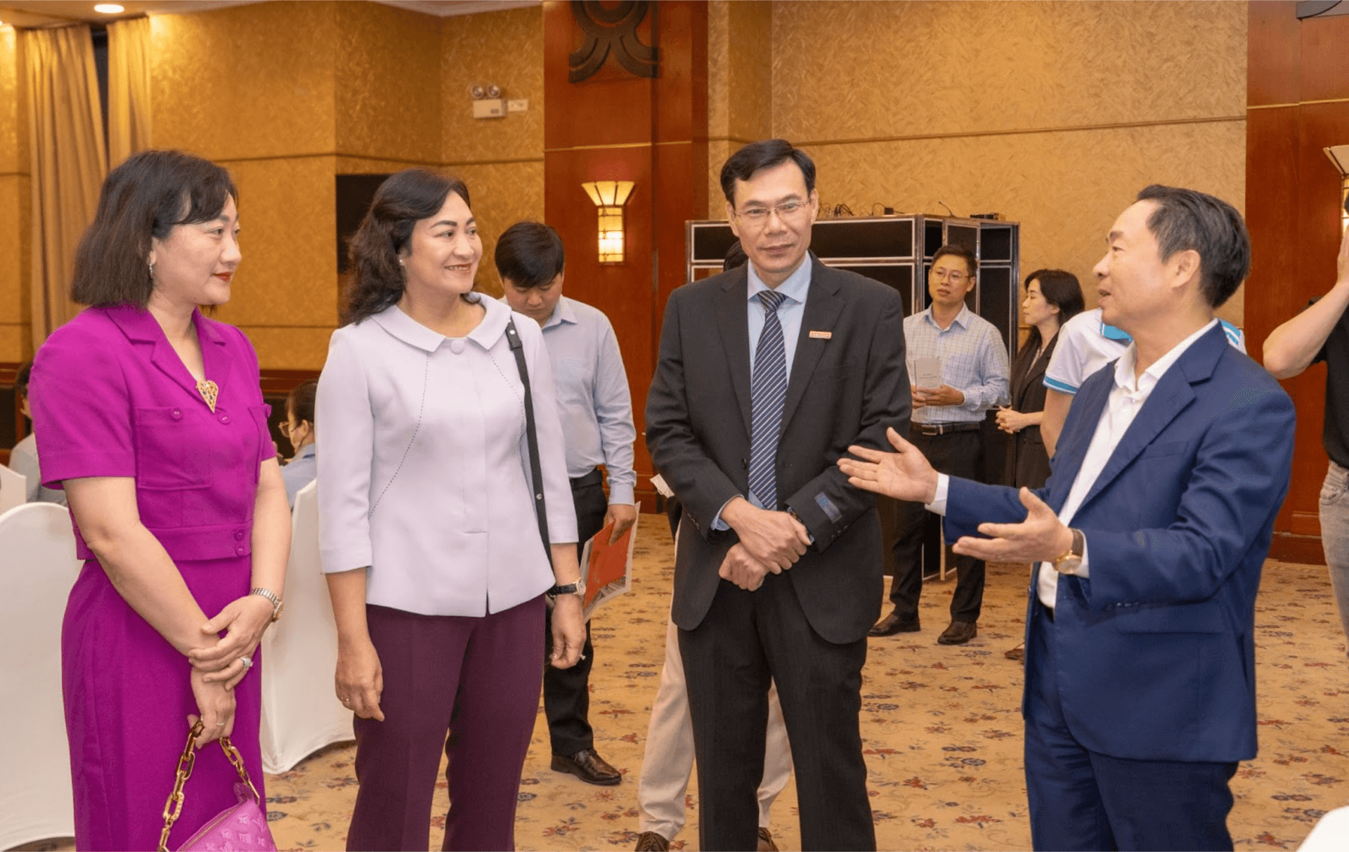 Ông Trần Văn Chín - Chủ tịch HĐQT Công ty CP Công nghệ Arobid giới thiệu hệ sinh thái EcoHub với Thứ trưởng Bộ Công thương Phan Thị Thắng và các Đại biểu tại sự kiện. Ảnh: Arobid